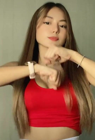 4. Beautiful Eaaayyy Shows Cleavage in Sexy Red Crop Top and Bouncing Breasts
