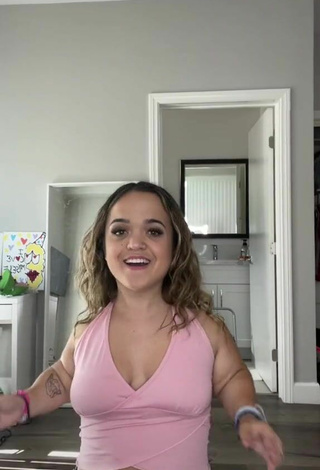 2. Adorable Emmalia Razis Shows Cleavage in Seductive Pink Crop Top and Bouncing Boobs