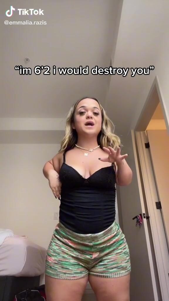 Hot Emmalia Razis Shows Butt | sexyfilter.com