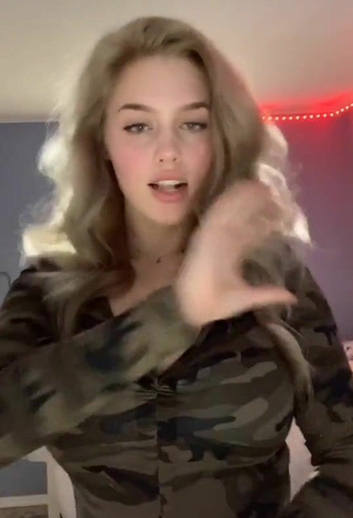 4. Sweetie Gracie Jade Shows Cleavage and Bouncing Tits