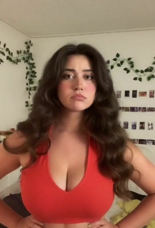 3. Wonderful Simone Shows Cleavage in Red Crop Top
