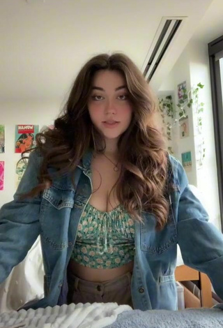 2. Sexy Simone Shows Cleavage in Floral Crop Top
