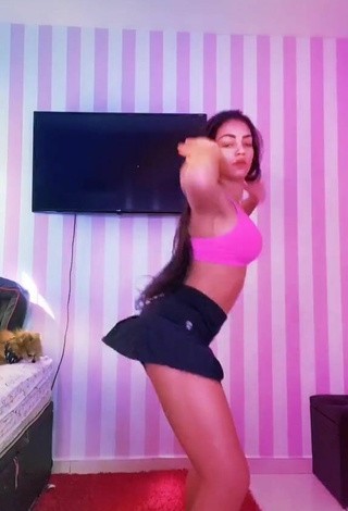 3. Adorable Ingrid Muniz Shows Cleavage in Seductive Pink Sport Bra while Twerking