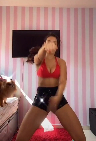 5. Seductive Ingrid Muniz Shows Cleavage in Red Bikini Top while Twerking