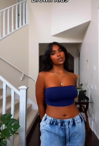 Sexy Ishini W Shows Cleavage in Blue Tube Top