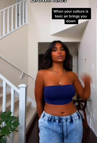 2. Sexy Ishini W Shows Cleavage in Blue Tube Top