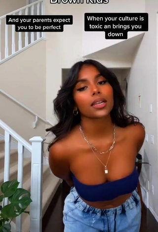 4. Sexy Ishini W Shows Cleavage in Blue Tube Top