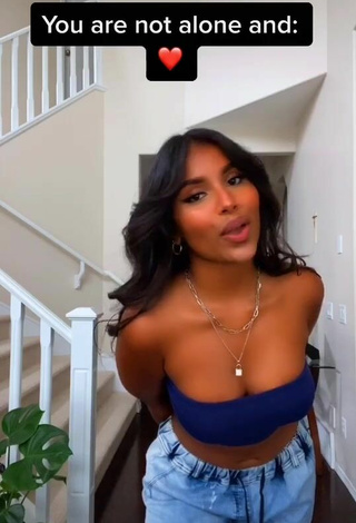 5. Sexy Ishini W Shows Cleavage in Blue Tube Top