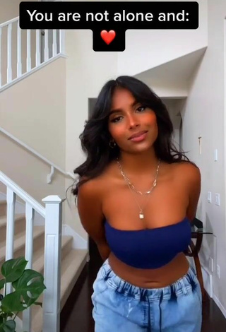 6. Sexy Ishini W Shows Cleavage in Blue Tube Top
