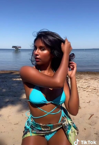6. Sexy Ishini W Shows Cleavage in Blue Bikini at the Beach
