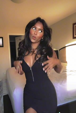 5. Sexy Ishini W Shows Cleavage in Black Dress