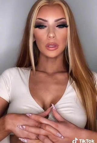 2. Sexy Jessy Volk Shows Cleavage in White Crop Top