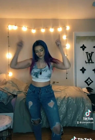 4. Sexy Jules Walcott Shows Cleavage in Crop Top