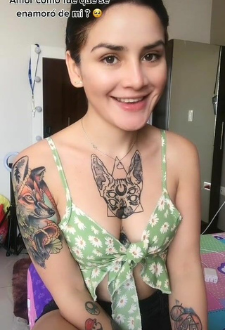2. Sexy Julietaderomeo Shows Cleavage in Floral Crop Top