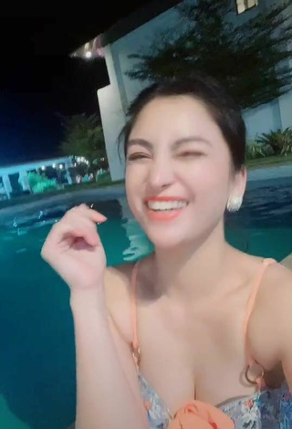 6. Alluring Karen Anne Tuazon Shows Cleavage at the Pool