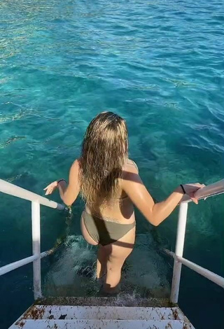 4. Sexy krtlkumsal in Olive Bikini in the Sea