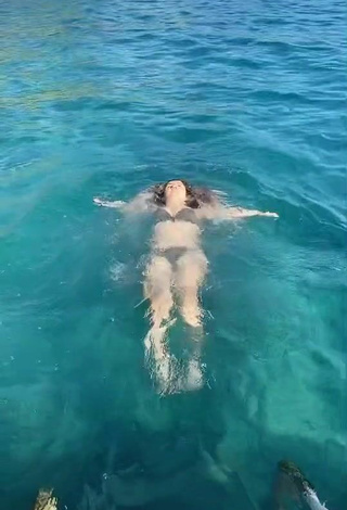 6. Sexy krtlkumsal in Olive Bikini in the Sea
