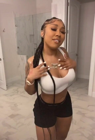 3. Sweetie Ariana Fletcher Shows Cleavage in White Crop Top