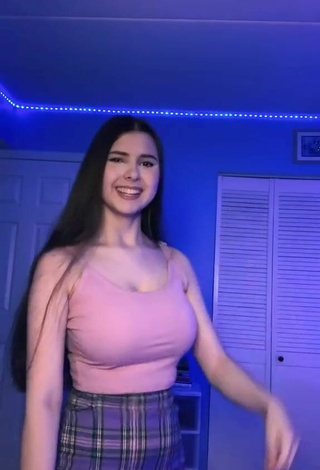6. Sexy Layla Leischner Shows Cleavage in Pink Crop Top and Bouncing Boobs