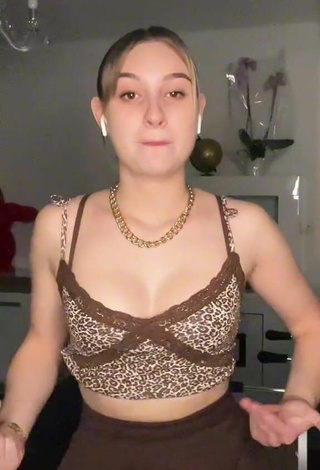3. Sexy Loane Shows Cleavage in Leopard Crop Top