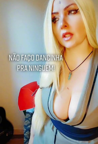 Luanagauchaoficial Demonstrates Sexy Cleavage