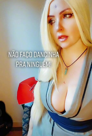 2. Luanagauchaoficial Demonstrates Sexy Cleavage