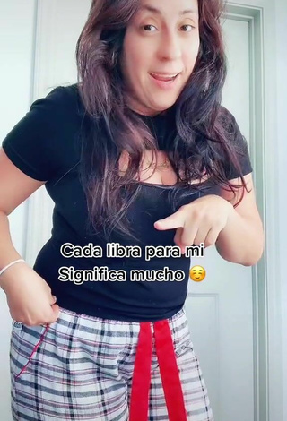 4. Sexy Maigualida Reyes Orive Shows Cleavage in Black Top