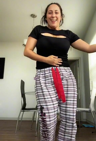 2. Sexy Maigualida Reyes Orive Shows Butt