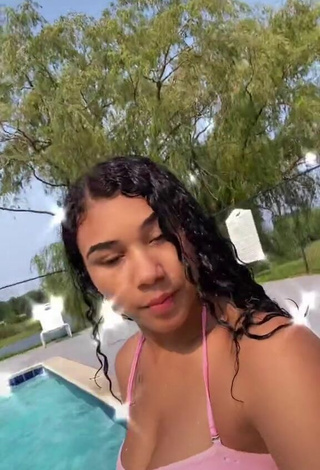 2. Hot Makayla Marley Shows Cleavage in Pink Bikini Top at the Swimming Pool