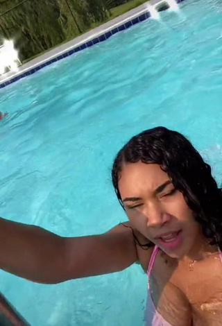 6. Hot Makayla Marley Shows Cleavage in Pink Bikini Top at the Swimming Pool