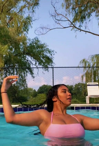1. Sweetie Makayla Marley Shows Cleavage in Pink Crop Top at the Swimming Pool