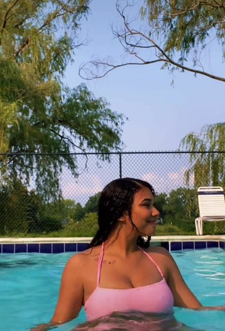 3. Sweetie Makayla Marley Shows Cleavage in Pink Crop Top at the Swimming Pool