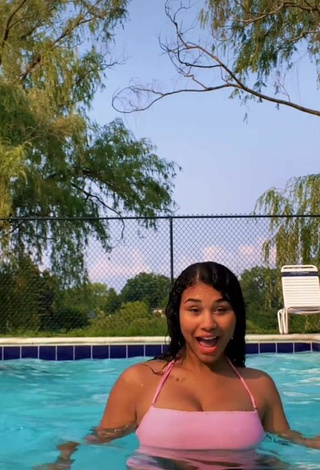 4. Sweetie Makayla Marley Shows Cleavage in Pink Crop Top at the Swimming Pool