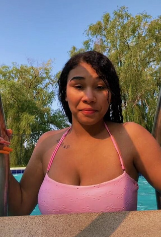 Sexy Makayla Marley Shows Cleavage in Pink Bikini Top at the Pool