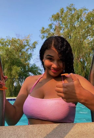 2. Sexy Makayla Marley Shows Cleavage in Pink Bikini Top at the Pool