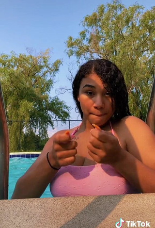 3. Sexy Makayla Marley Shows Cleavage in Pink Bikini Top at the Pool