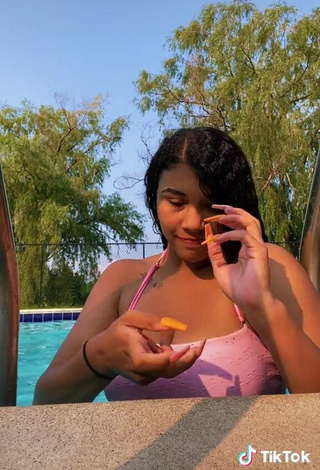 4. Sexy Makayla Marley Shows Cleavage in Pink Bikini Top at the Pool