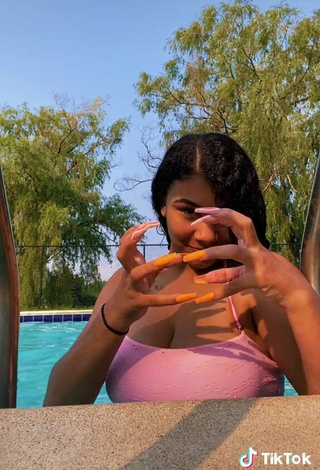 5. Sexy Makayla Marley Shows Cleavage in Pink Bikini Top at the Pool