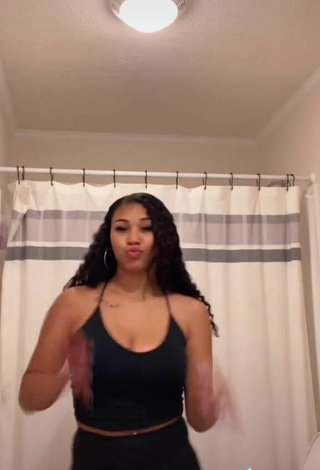 4. Cute Makayla Marley Shows Cleavage in Black Crop Top and Bouncing Tits