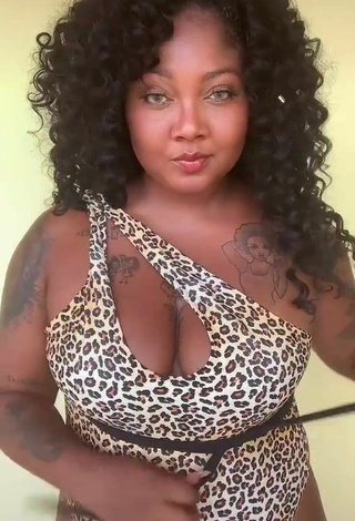 6. Sexy Manu Mendes Shows Cleavage in Leopard Swimsuit and Bouncing Boobs