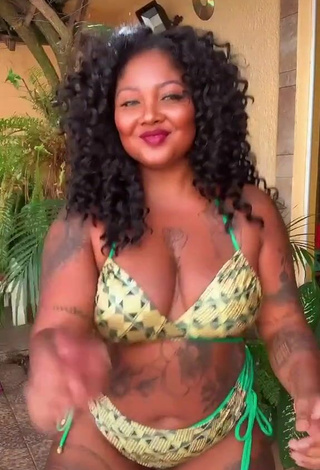 5. Amazing Manu Mendes Shows Cleavage in Hot Bikini and Bouncing Boobs