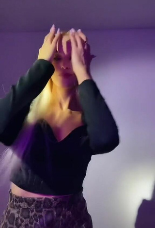 4. Sexy Mariya Shows Cleavage in Black Crop Top