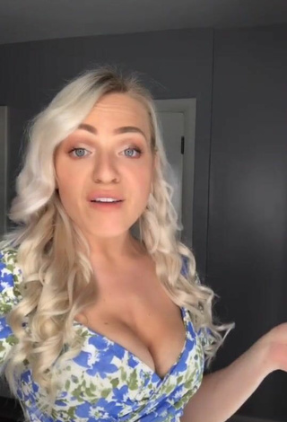 1. Maria is Showing Cute Cleavage