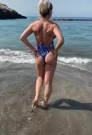 4. Lovely Maria Shows Butt in the Sea