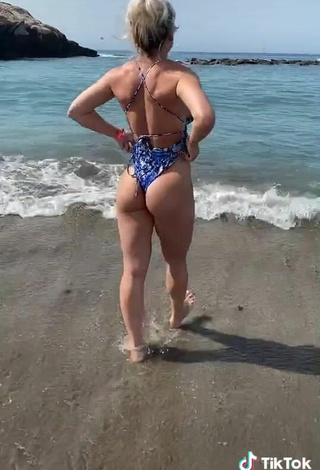 5. Lovely Maria Shows Butt in the Sea