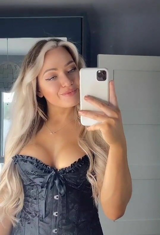 3. Beautiful Maria Shows Cleavage in Sexy Black Corset