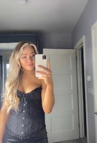 6. Hot Maria Shows Cleavage in Black Corset