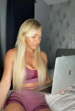 5. Amazing Maria Shows Cleavage in Hot Crop Top