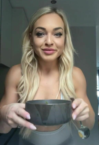 5. Sexy Maria Shows Cleavage in Grey Crop Top