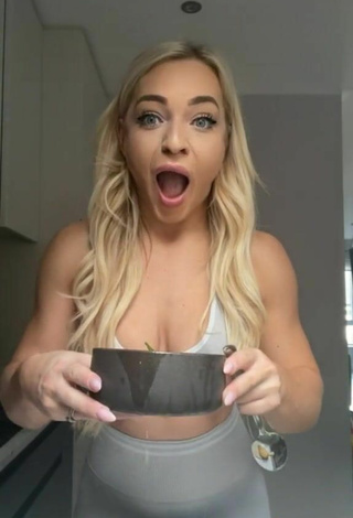 6. Sexy Maria Shows Cleavage in Grey Crop Top